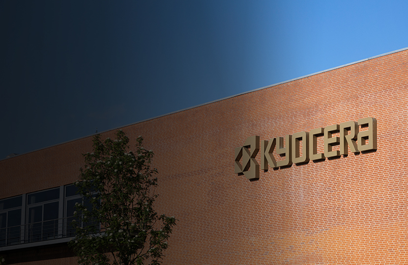 Un primer plano del logotipo de Kyocera en el edificio de Kyocera Unimerco en Sunds