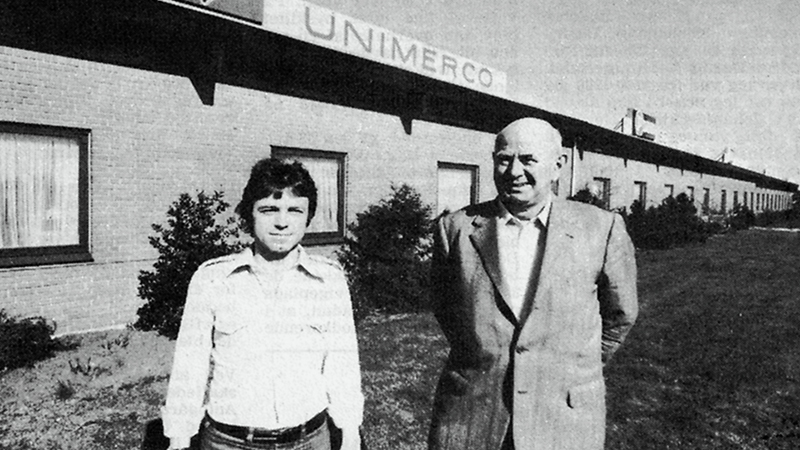 Dos CEO anteriores delante del edificio de Unimerco en Sunds en 1976